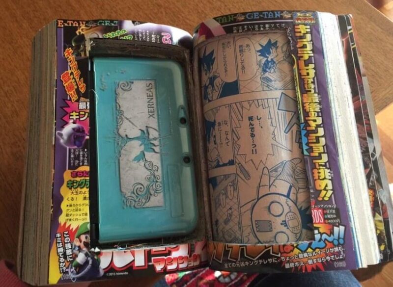 片桐仁の長男が削り出したゲーム機を隠すための漫画本