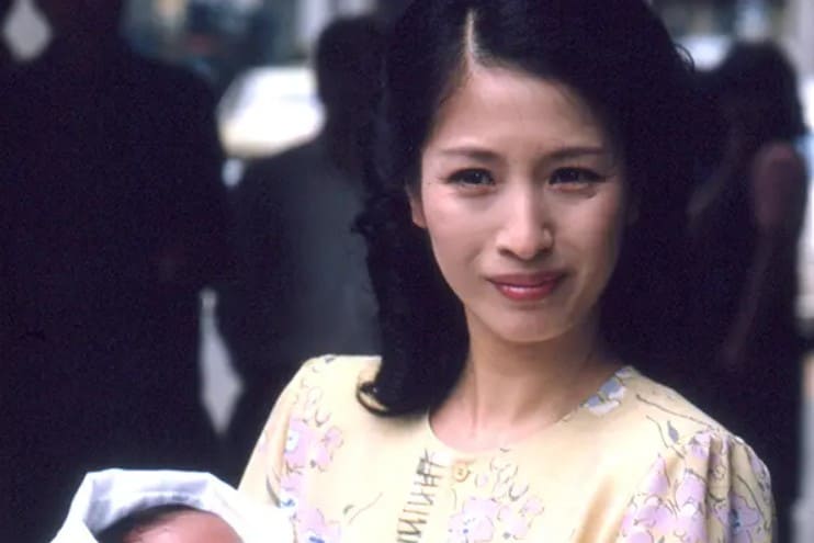 長男を抱く松原智恵子